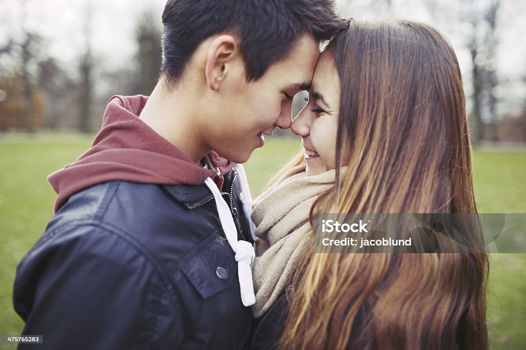 Romantyczna Młoda para udostępniania wyjątkowe chwile na zewnątrz - Zbiór zdjęć royalty-free (Nastolatek)