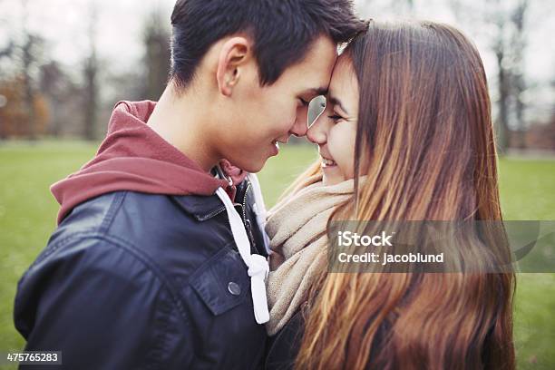 Romantyczna Młoda Para Udostępniania Wyjątkowe Chwile Na Zewnątrz - zdjęcia stockowe i więcej obrazów Nastolatek