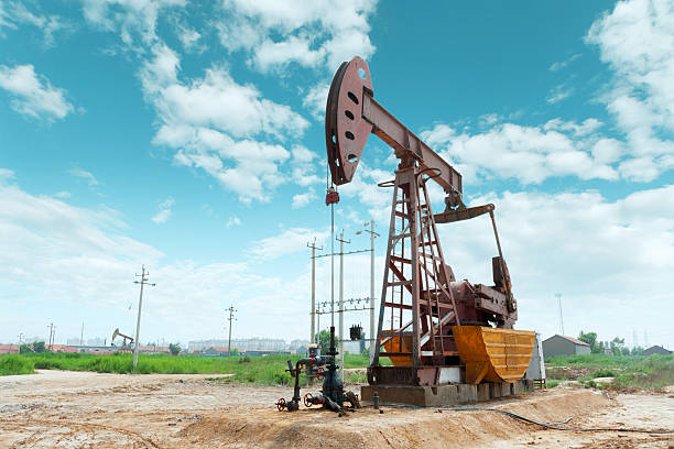 campo de petróleo y cielo azul  - valve air valve oil field oil fotografías e imágenes de stock