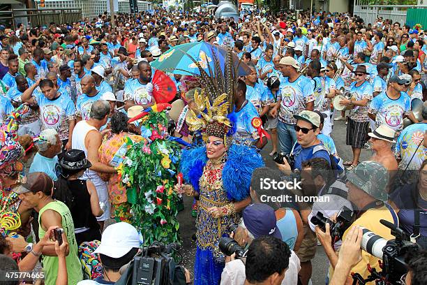 Banda De Ipanema Parading W Rio - zdjęcia stockowe i więcej obrazów Drag queen - Drag queen, Pierś, Breast Lobule