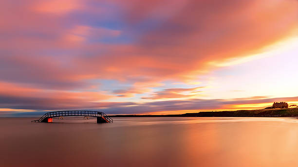 wschód słońca nad most donikąd - multiple exposure long sea water zdjęcia i obrazy z banku zdjęć