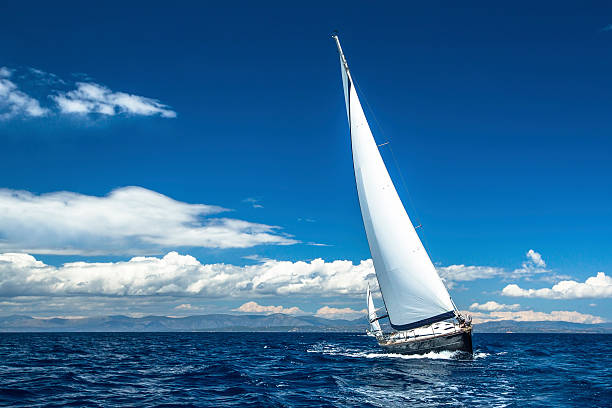 navegación.   navegación.   veleros participan en la regata de vela. - sailboat fotografías e imágenes de stock