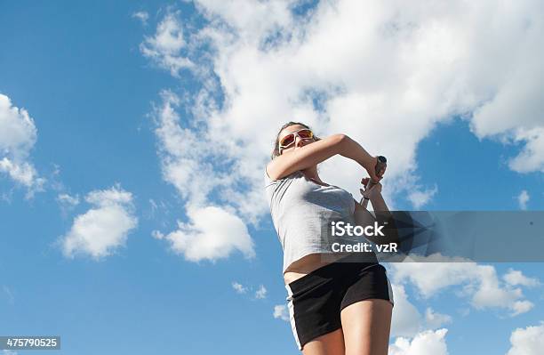 Młoda Kobieta Tenis Player - zdjęcia stockowe i więcej obrazów Bezchmurne niebo - Bezchmurne niebo, Forhend, Fotografika