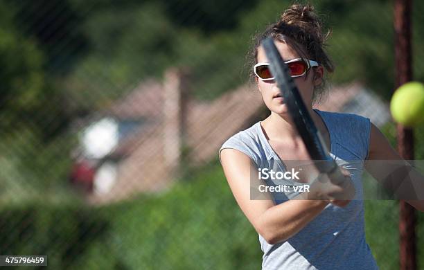 Photo libre de droit de Coup Droitjoueuse De Tennis banque d'images et plus d'images libres de droit de Tennis - Tennis, Autorité, Ciel sans nuage