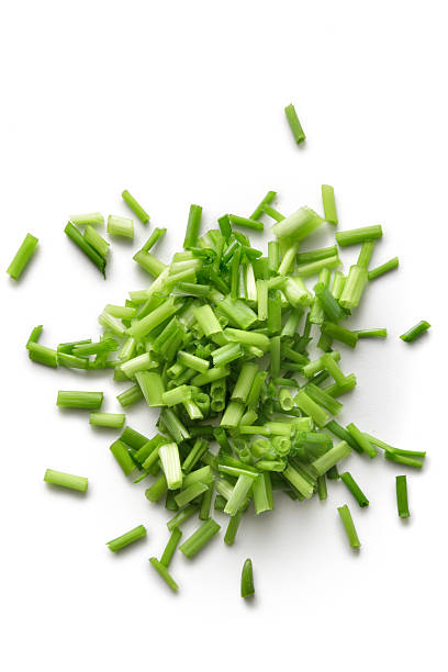 erbe aromatiche fresche:  erba cipollina - chive herb isolated freshness foto e immagini stock