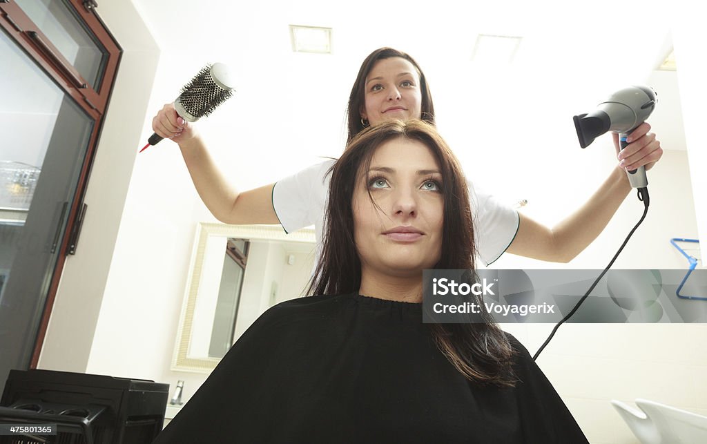 Dans un salon de coiffure.  Coiffeur cheveux de femme séchage du client. - Photo de Adulte libre de droits