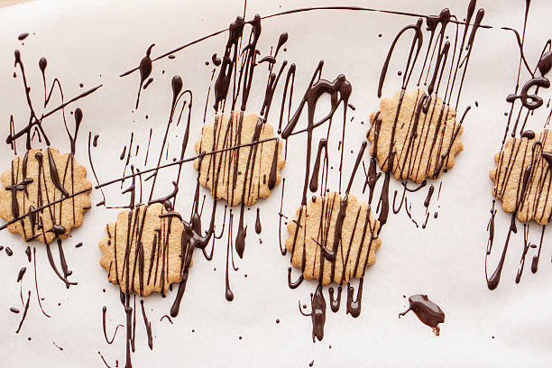 comida: cookies de aveia cobertos de chocolate caseiro - flecking - fotografias e filmes do acervo