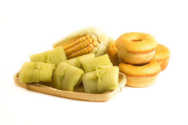 la comida brasileña y fuba pamonha pastel - maíz alimento fotos fotografías e imágenes de stock