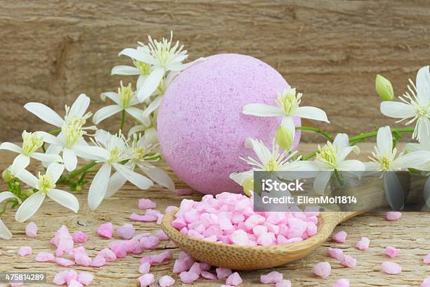 Rosa Bomba E Sal De Banho Em Colher De Pau - Fotografias de stock e mais imagens de Amimar - Amimar, Aromaterapia, Artigo de Higiene Pessoal