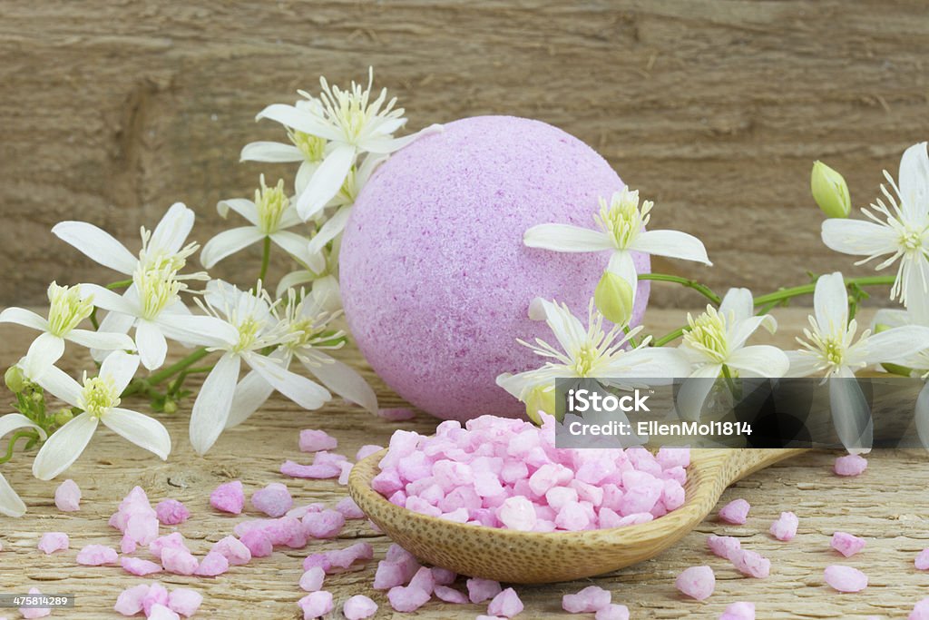 Розовый ванна бомба и соль в деревянной ложкой - Стоковые фото Ароматерапия роялти-фри
