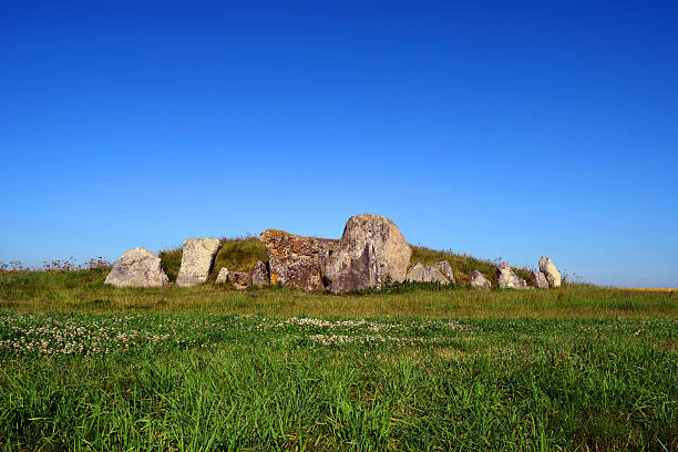 istock Morning Light, West Kennet Long Barrow 475815022