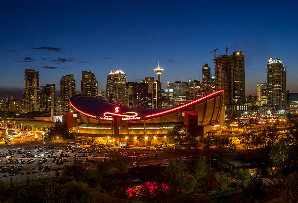 horizonte de calgary à noite - scotiabank saddledome - fotografias e filmes do acervo