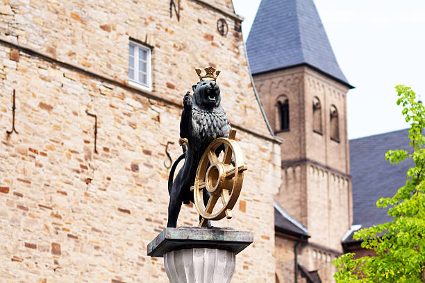 löwe und das emblem der ratingen - ratingen stock-fotos und bilder