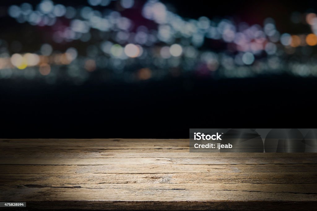 Leere Holztisch mit bokeh bei Nacht  - Lizenzfrei Bildhintergrund Stock-Foto