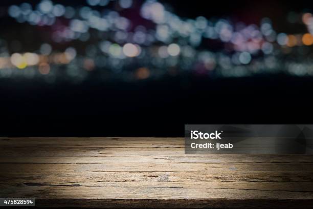 Leere Holztisch Mit Bokeh Bei Nacht Stockfoto und mehr Bilder von Bildhintergrund - Bildhintergrund, Nacht, Ware