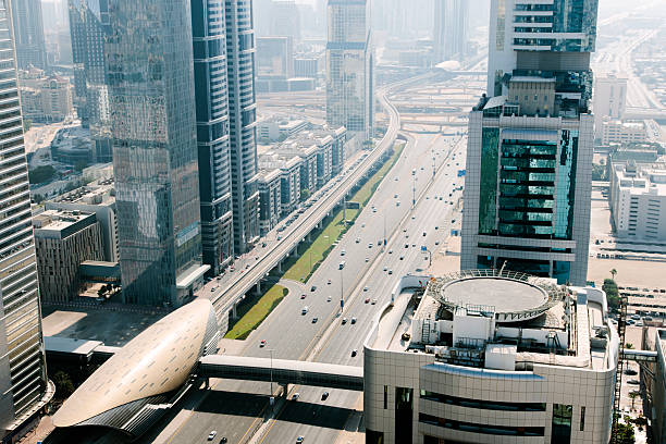 dubai auto-estrada, a estação de metrô exterior, arquitetura contemporânea, dubai - clear sky sky multiple lane highway street - fotografias e filmes do acervo