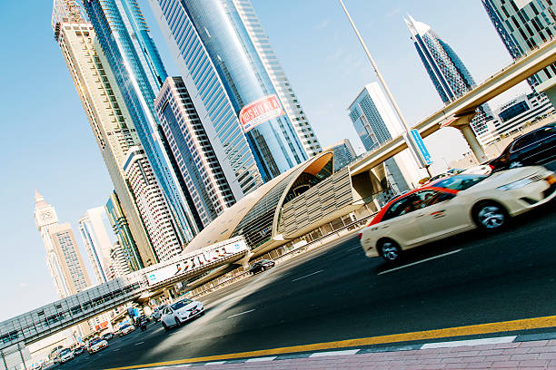 dubai auto-estrada, a paisagem urbana, arquitetura contemporânea, veículos em movimento - clear sky sky multiple lane highway street - fotografias e filmes do acervo