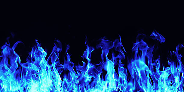 Queima de fogo de chamas azuis em fundo preto - foto de acervo