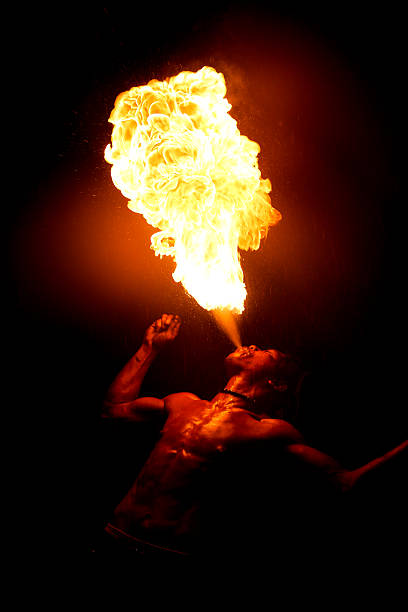 fire abend - fire eater fire performance circus performer stock-fotos und bilder