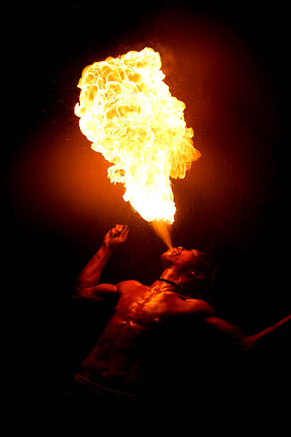 respiradero de incendios - fire eater fire performance circus performer fotografías e imágenes de stock