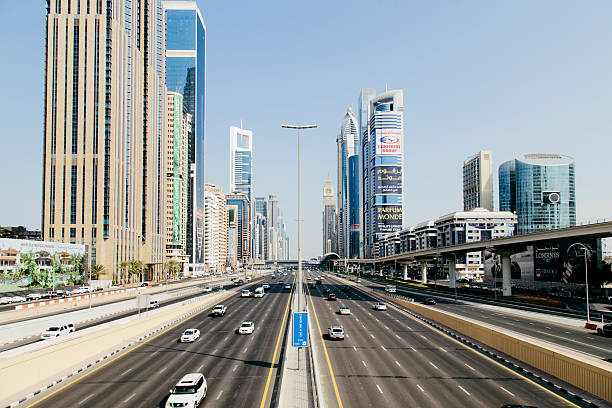 rede de estradas e auto-estrada, a arquitetura contemporânea, arranha-céus, cidade de dubai - clear sky sky multiple lane highway street - fotografias e filmes do acervo