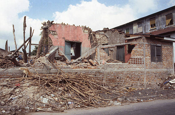 破損した建物の瓦礫の地震 1985 年のエルサルバドル中米 - 1985 ストックフォトと画像