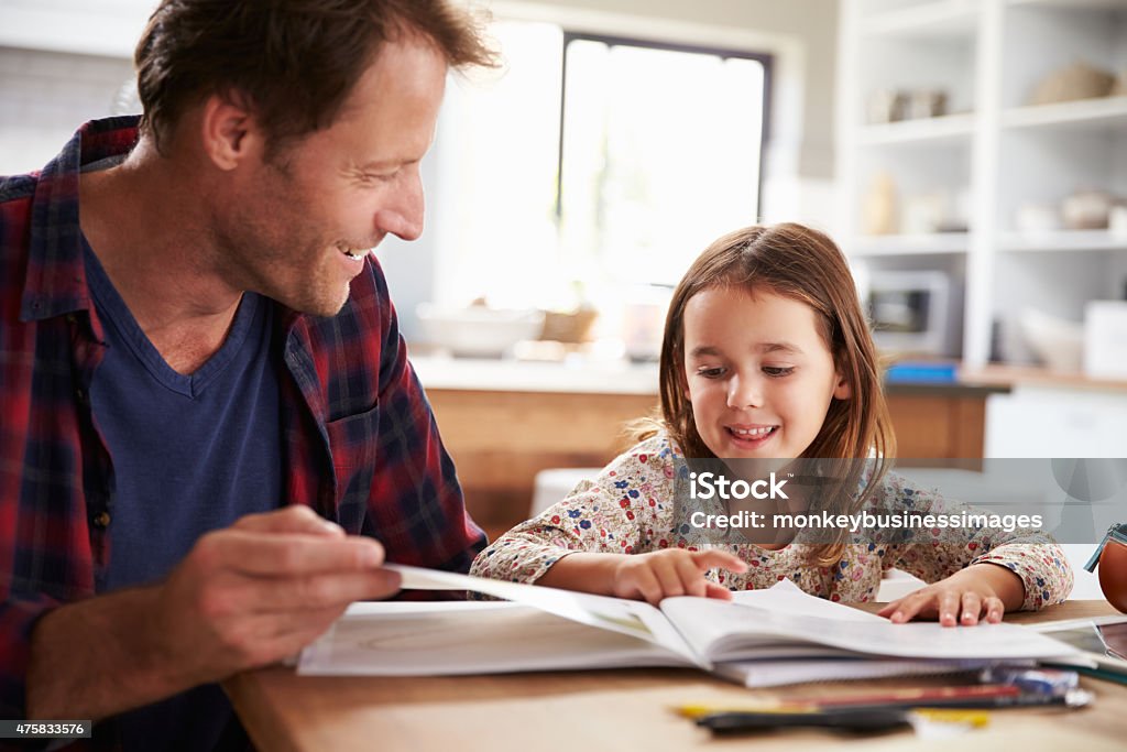 Vater zu seiner kleinen Tochter Ausbildung - Lizenzfrei 2015 Stock-Foto