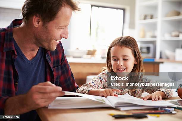 Padre Su Joven Hija Educación Escolar En Casa Foto de stock y más banco de imágenes de 2015 - 2015, 40-49 años, Adulto