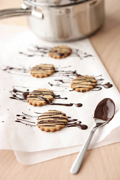 comida: cookies de aveia cobertos de chocolate caseiro - flecking - fotografias e filmes do acervo
