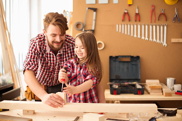 pai com sua pequena menina em woodshop. - holding screwdriver imagens e fotografias de stock