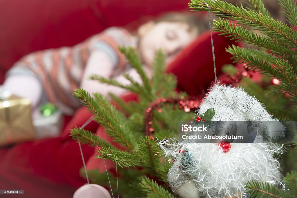 Rapariga engraçada em rosa dormir, Árvore de Natal, a Europa - Royalty-free 2-3 Anos Foto de stock