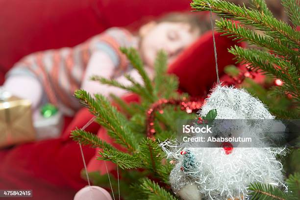 Rapariga Engraçada Em Rosa Dormir Árvore De Natal A Europa - Fotografias de stock e mais imagens de 2-3 Anos