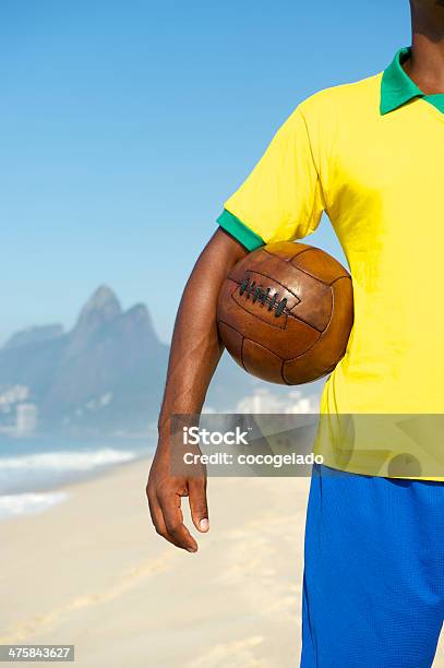 ブラジルのサッカー選手保持フットボールリオデジャネイロブラジル - イパネマ海岸のストックフォトや画像を多数ご用意 - イパネマ海岸, サッカー, サッカーボール