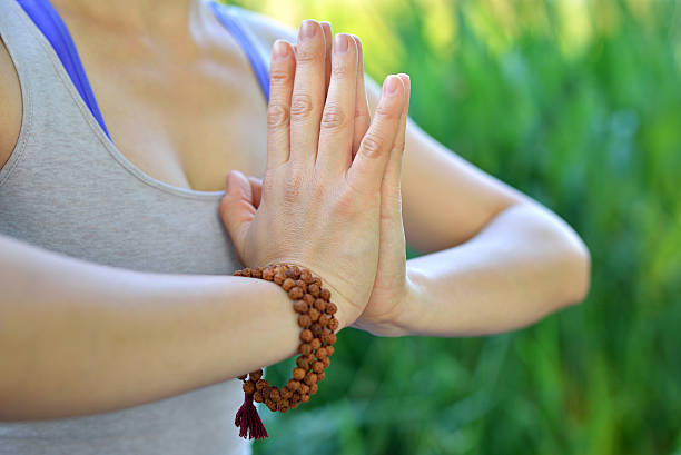 meditação - spirituality hand on heart meditating women - fotografias e filmes do acervo