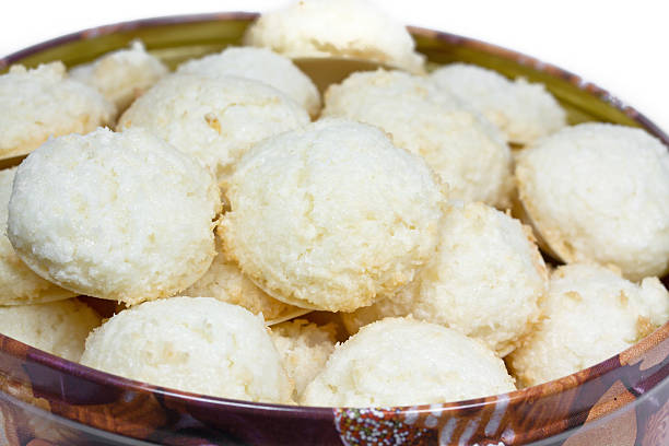 coconut almendrados navidad en una lata de galletas - macaroon cake candy variation fotografías e imágenes de stock