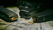 geld-und-pistole-auf-hundert-dollar-noten-in-der-hand.jpg?b=1&s=170x170&k=20&c=0btYs0cloPG2pwa4Ty0dkpcrc2uL87BIH10Rj-CRMFY=
