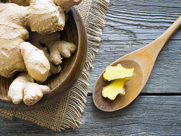 overhead scatto di zenzero fresco - ginger root ingredient nature foto e immagini stock