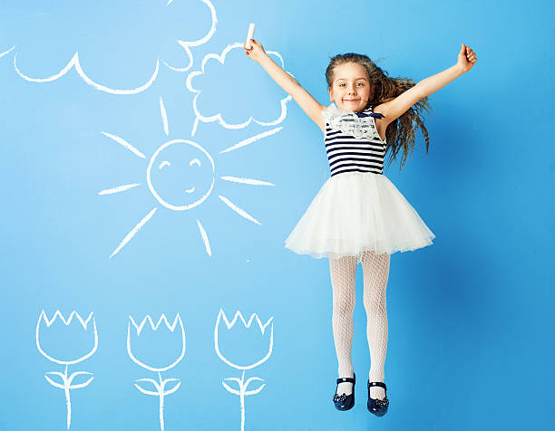 istock Pretty girl making drawings on the wall 475855164