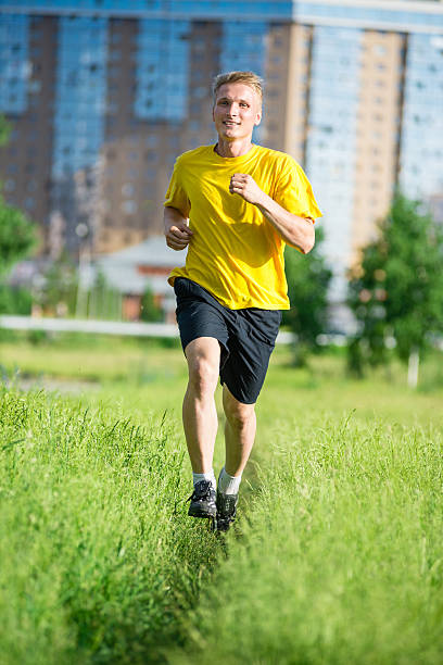 Homem desportivo jogging no parque de rua. fitness ao ar livre - fotografia de stock