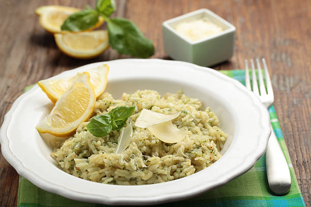 risotto z parmezanem na rustykalne tabela - parmesan cheese risotto rice basil zdjęcia i obrazy z banku zdjęć