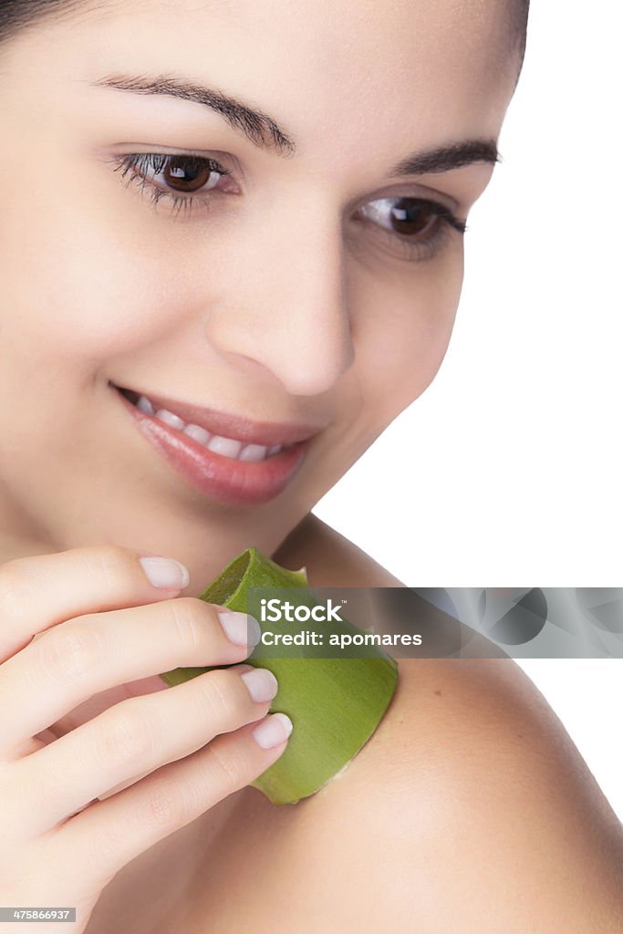 Mujer joven appliying moisturizing aloe vera - Foto de stock de Cara humana libre de derechos