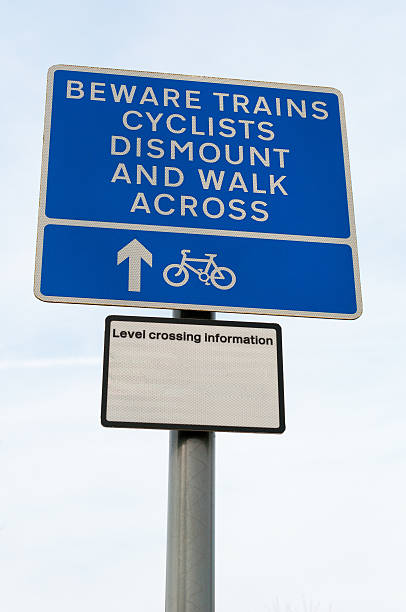 un avertissement pour cyclistes de niveau crossing - pedestrian accident england street photos et images de collection