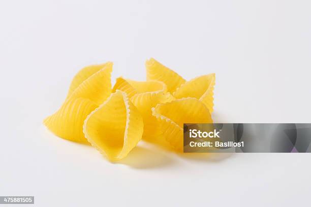 Gruppo Di Pasta Conchiglie - Fotografie stock e altre immagini di Alimentazione sana - Alimentazione sana, Bianco, Carboidrato - Cibo