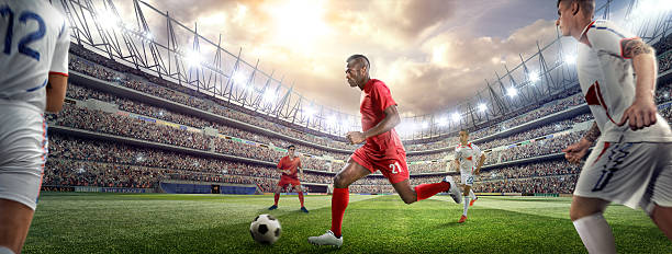jugador de fútbol coleando en el estadio ball - soccer player men flying kicking fotografías e imágenes de stock