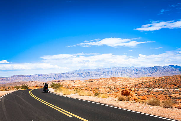 オートバイ渡っデスバレー、カリフォルニア州） - desert road road highway california ストックフォトと画像