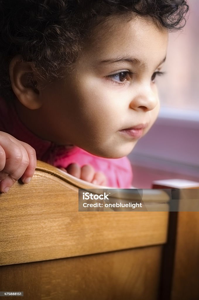 Pessoas: criança está olhando para fora da janela - Foto de stock de 18 a 23 meses royalty-free