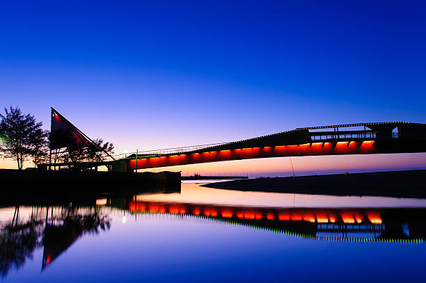 istock Night scene of a beautiful bridge 475889987