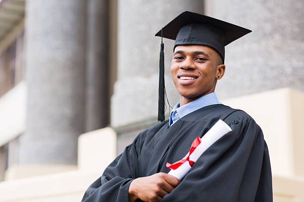 afryki amerykański mężczyzna absolwent stojących poza kolegium - graduate student zdjęcia i obrazy z banku zdjęć