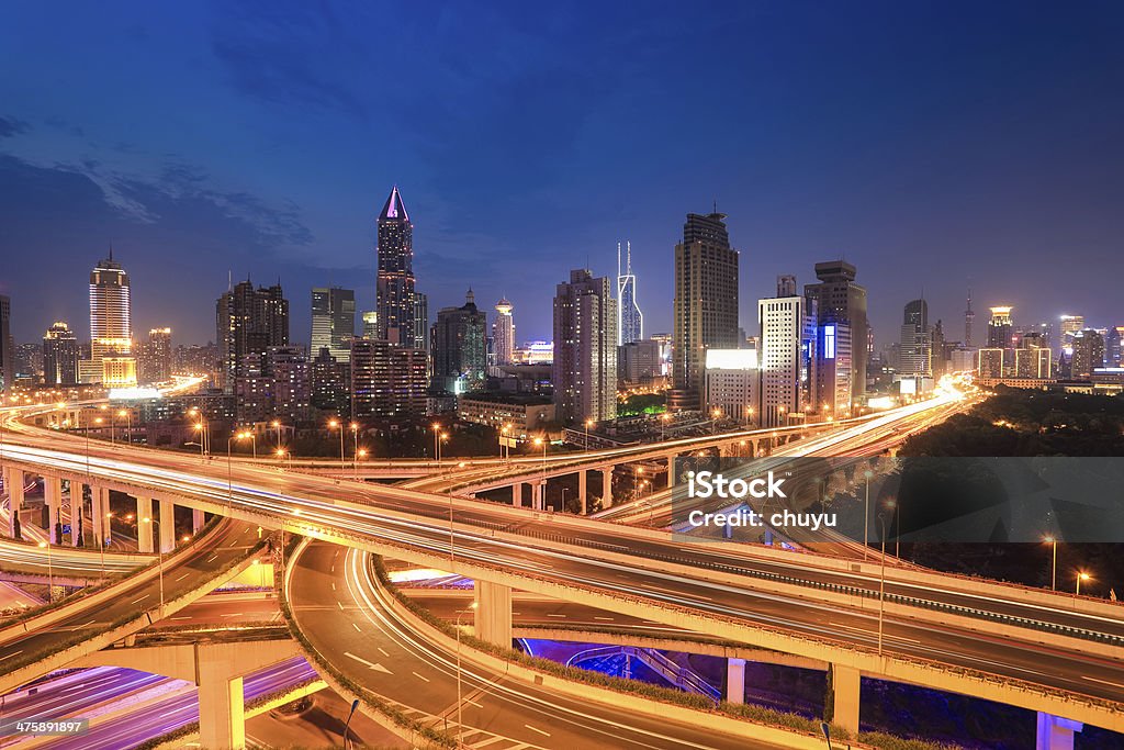 Ciudad de Tráfico en autopista en el anochecer - Foto de stock de Aire libre libre de derechos