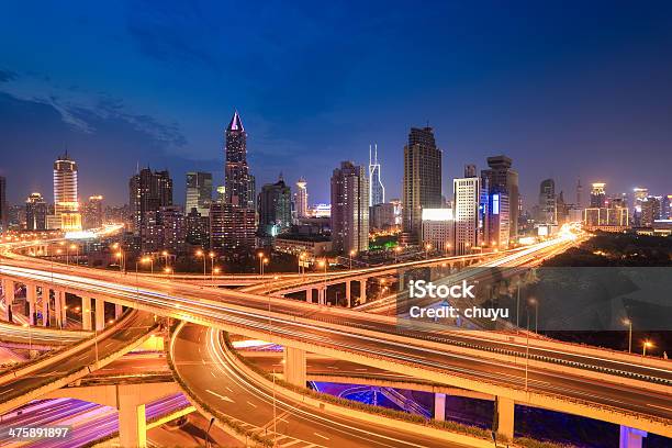 Ciudad De Tráfico En Autopista En El Anochecer Foto de stock y más banco de imágenes de Aire libre - Aire libre, Anochecer, Arquitectura